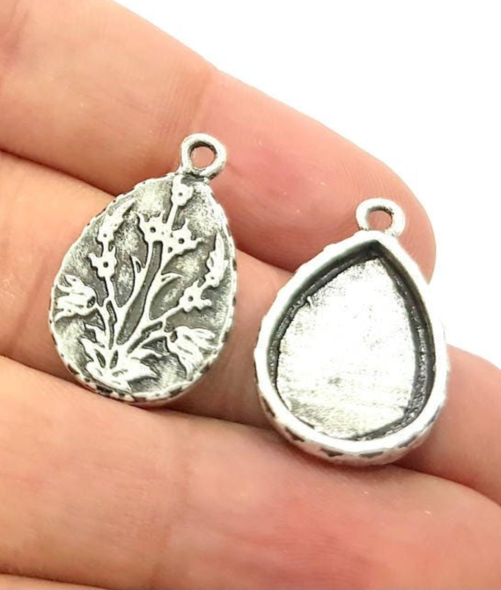 Teardrop patterned back silver plated bezel